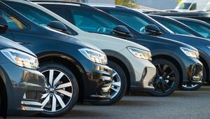 mehrere Autos in Reihe geparkt