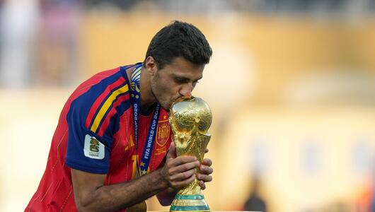 Rodri küsst den WM-Pokal.