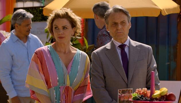 "GZSZ": Gerner (r.) gibt sich Mühe, nicht von Yvonne verzaubert zu sein.