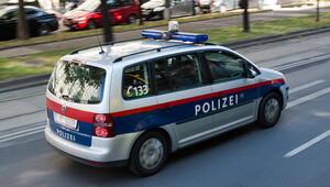 Auto der Polizei fährt durch Wien