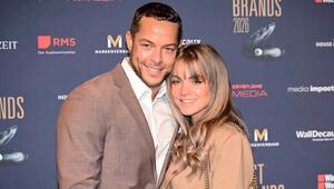 Andrej Mangold und seine Verlobte Annika Jung.