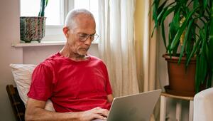 Mann schaut auf einen Laptop