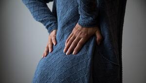 Frau hält sich den schmerzenden Rücken