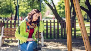 Junge Frau auf der Schaukel