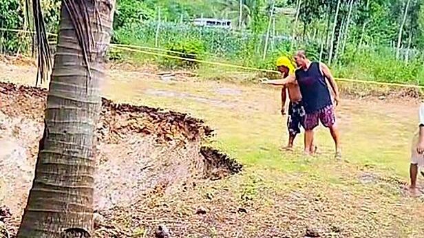 Boden gibt nach: Gewaltiges Senkloch öffnet sich in Garten auf den Philippinen