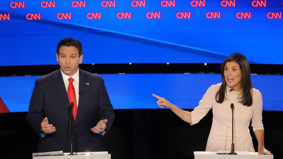 Ron DeSantis und Nikki Haley bei einer Debatte