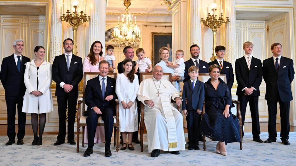 Papst Franziskus inmitten der großherzoglichen Familie im Palast in Luxemburg.