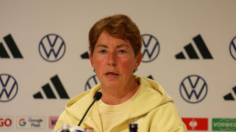 Co-Trainerin Maren Meinert bei der Pressekonferenz am Dienstag