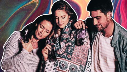 Drei junge Menschen nebeneinander. 