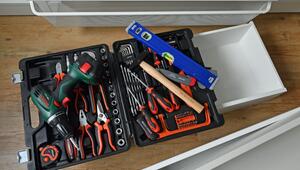 Ein Werkzeugkasten mit Bohrmaschine, Hammer, Zange und Co.