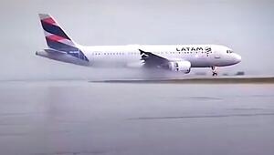 Bei Starkregen: Airbus A320 rutscht in Brasilien von der Landebahn