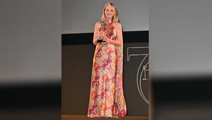 Helen Hunt hält stolz den Preis für ihr Lebenswerk in den Händen.