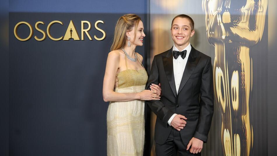 Angelina Jolie mit ihrem Sohn Knox Jolie-Pitt im November 2024 bei den Governors Awards in Los ...