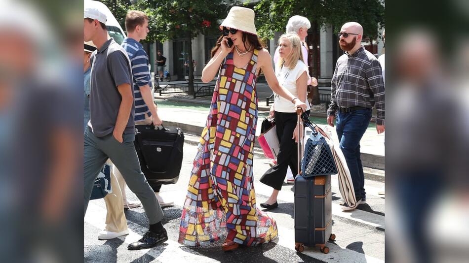 Hingucker auf den Straßen von New York City: Anne Hathaway ist zurück in ihrer Rolle der Andy Sachs.