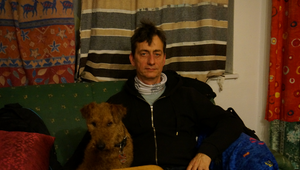 Fahndungsfoto von Burkhard Garweg mit Hund auf der Couch.