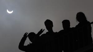 Schüler beobachten die Sonnenfinsternis 2015 in Kassel