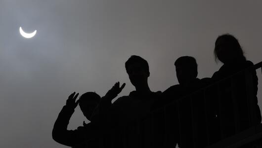 Schüler beobachten die Sonnenfinsternis 2015 in Kassel