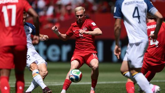 Amar Memic und Liam Millar kämpfen um den Ball.