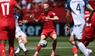 Amar Memic und Liam Millar kämpfen um den Ball.