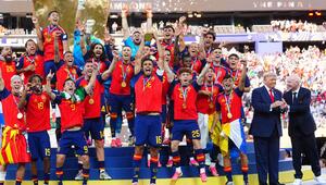 Spaniens großer Moment - und Donald Trump, der von FIFA-Chef Gianni Infantino (r.) höflich aus ...