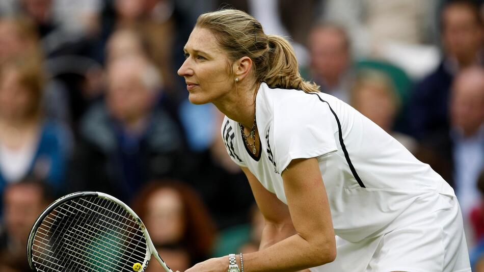 Steffi Graf bei einem Erwarten des gegnerischen Aufschlags.