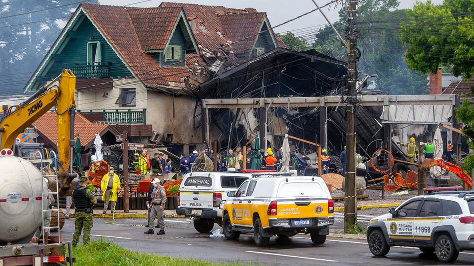 Kleinflugzeug in brasilianischer Stadt