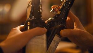 Anstoßen mit Flaschenbier