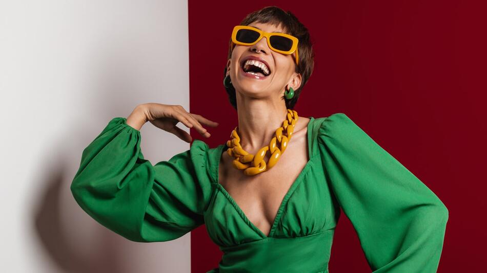 In der sonnigen Jahreszeit darf es gerne bunt werden - doch die Outfits sollten stimmig sein.