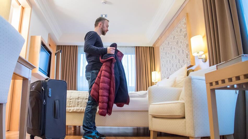 Tourist in einem Hotelzimmer