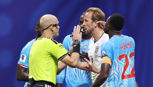 Harry Kane diskutiert mit dem Schiedsrichter.