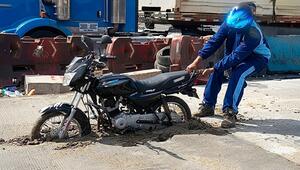 Abkürzung endet im Beton: Motorradfahrer bleibt in Kolumbien auf Baustelle stecken
