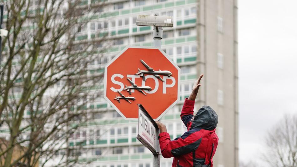 Neues Banksy-Kunstwerk in London: Drei Drohnen auf Stoppschild