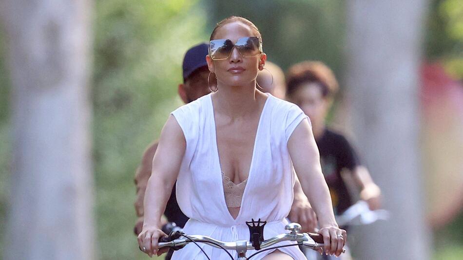 Jennifer Lopez wähle für die Fahrradfahrt ein Kleid mit tiefem Ausschnitt.