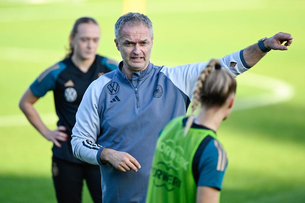 Frauen-Fußballnationalmannschaft - öffentliches Training