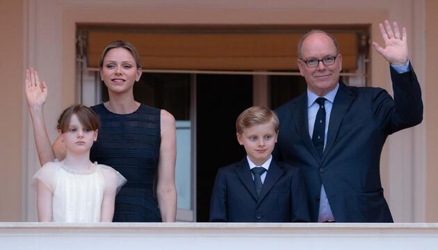 Fürstin Charlène und Fürst Albert mit ihren Zwillingen