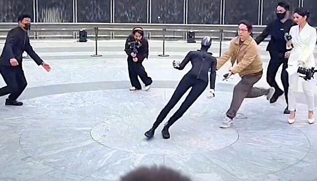 Gleichgewicht verloren: Roboter gerät bei Debüt ins Wanken