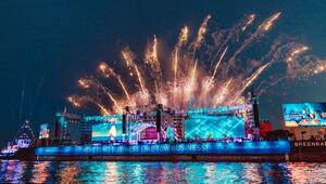 Auf einer schwimmenden Bühne sind am Wochenende in Hamburg zahlreiche Stars zu sehen.