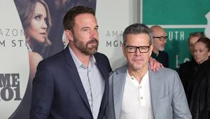 Ben Affleck und Matt Damon müssen sich mit einer Klage gegen ihre Firma befassen.