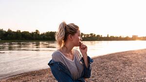 Nachdenkliche Frau am Strand