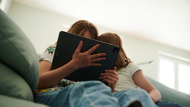 Kinder mit Tablet