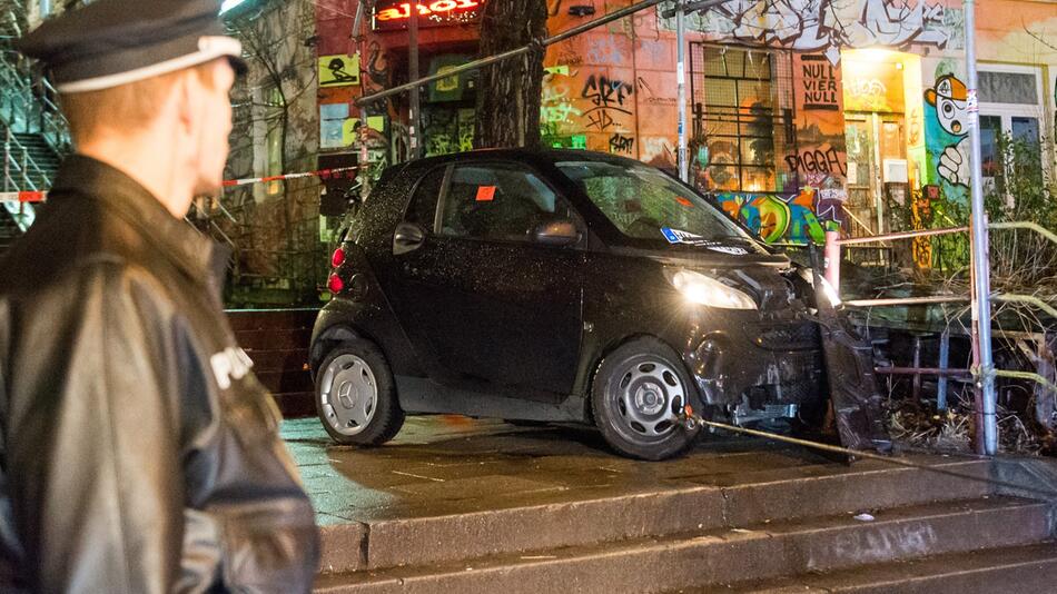 Car races down stairs to the harbour in St. Pauli