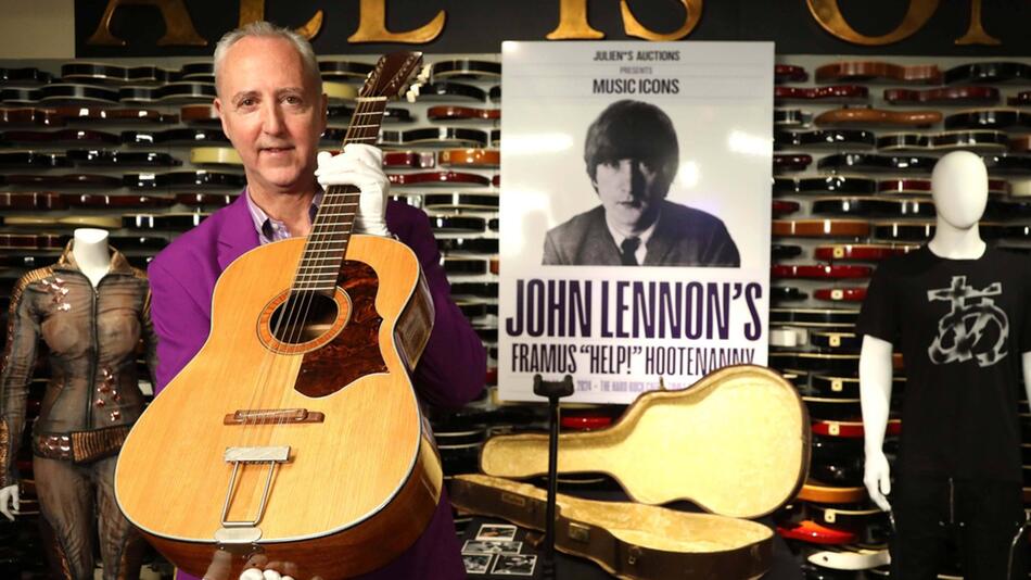 Fast drei Millionen Dollar hat ein unbekannter Käufer für eine Gitarre von John Lennon ausgegeben.