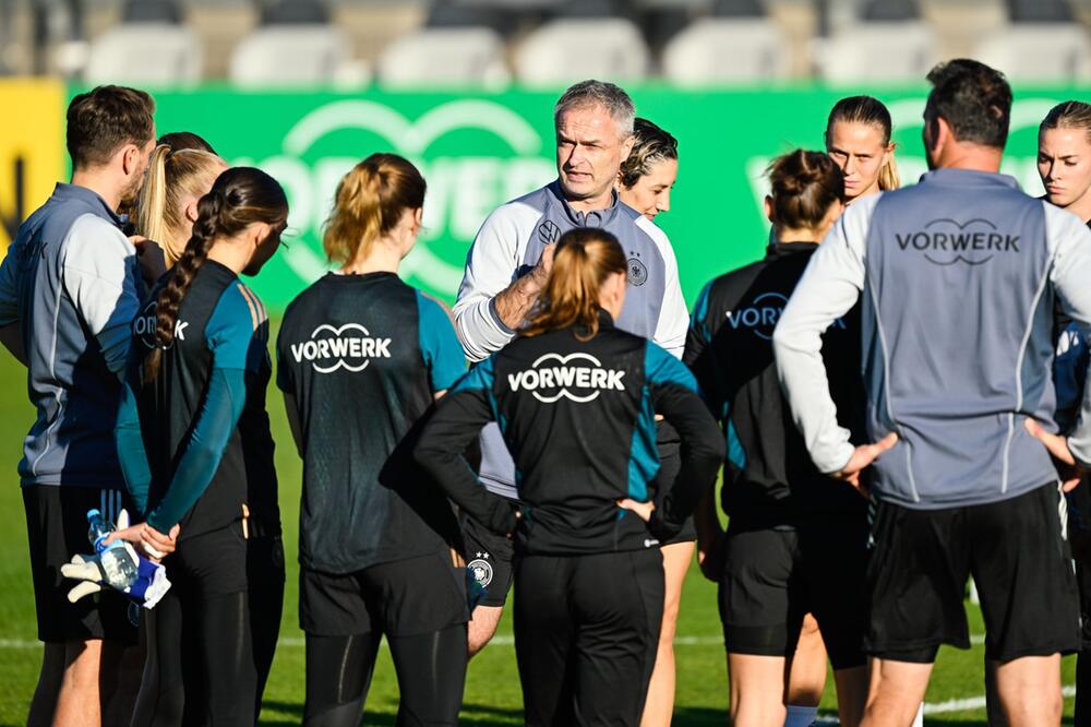 Frauen-Fußballnationalmannschaft - öffentliches Training