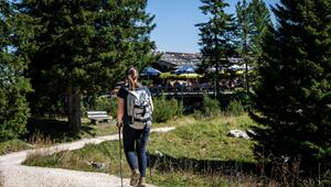 Eine Wanderin auf einem Wanderweg