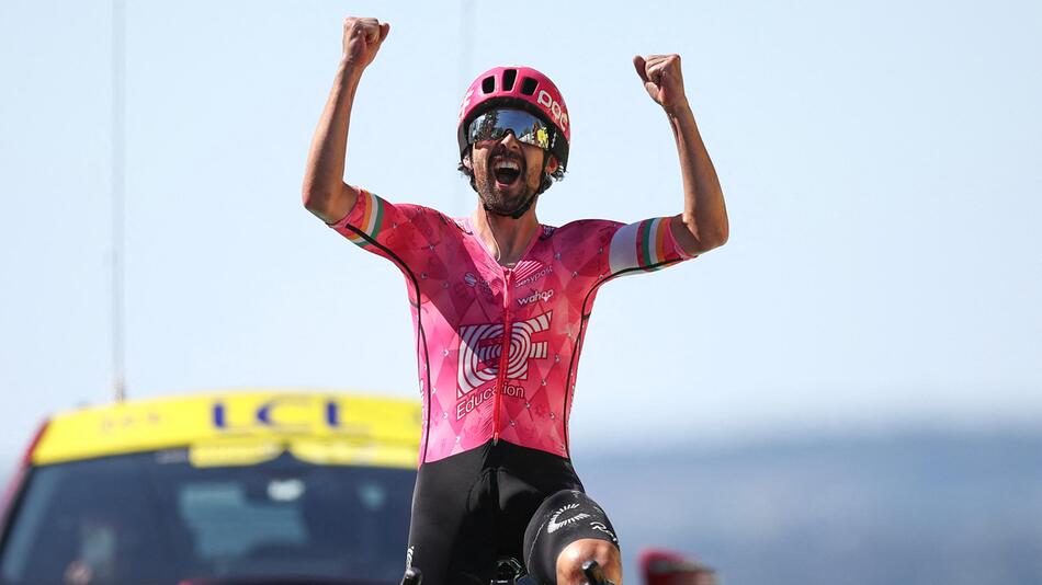 Ben Healy feiert den Sieg bei der sechsten Etappe der Tour de France.