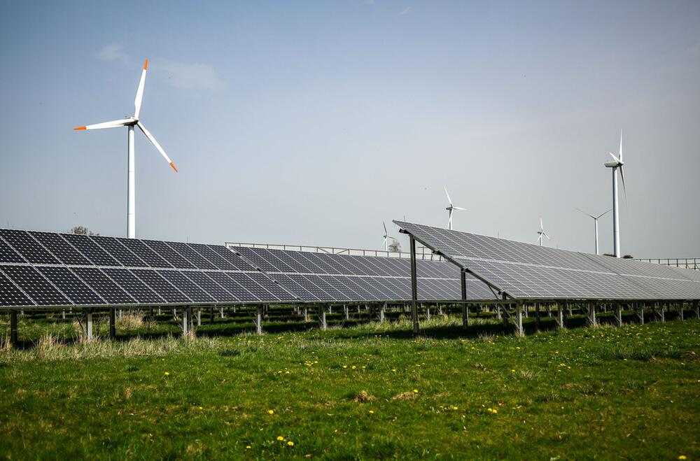 Windräder hinter Solaranlagen