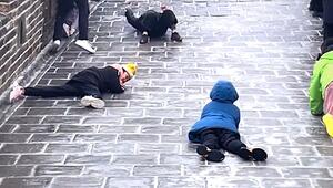 Eiskalt erwischt: Touristen kommen auf der Chinesischen Mauer nicht weiter