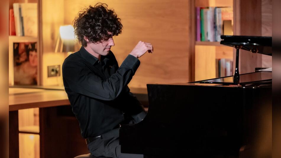 Kulturaustausch am Kamin: Musik, Kunst und Lesungen im Cyprianerhof Dolomit Resort.