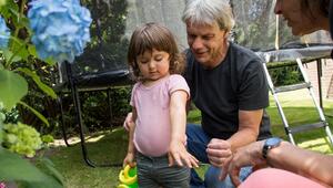 Großeltern spielen mit ihrer Enkelin im Garten