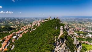 Blick auf San Marino mit den drei Wehrtürmen